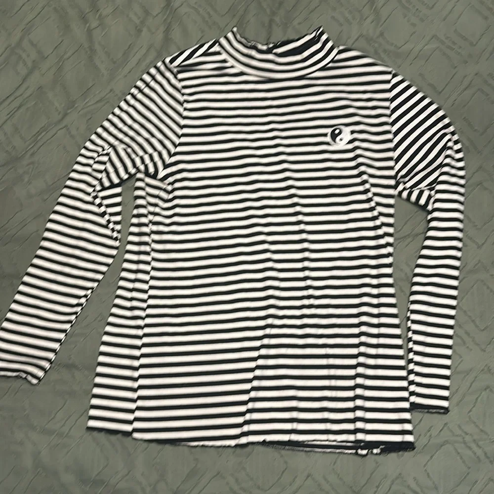 Hot Topic B+W Striped Yin Yang Top - Picture 5 of 6